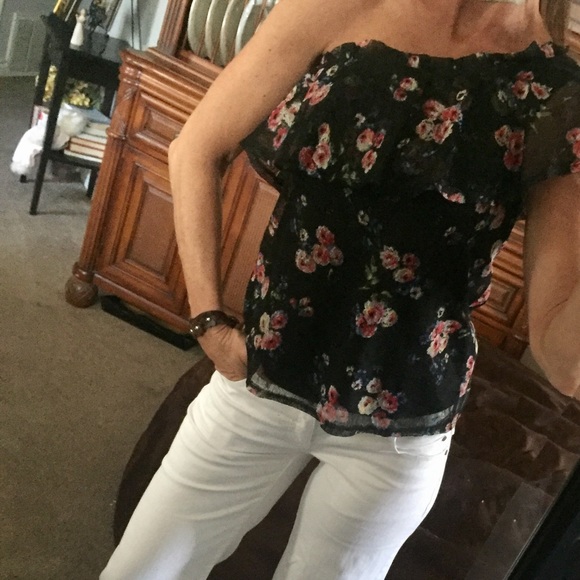 🌹Flirty one shoulder ruffle top!😍🌹 - Picture 2 of 8